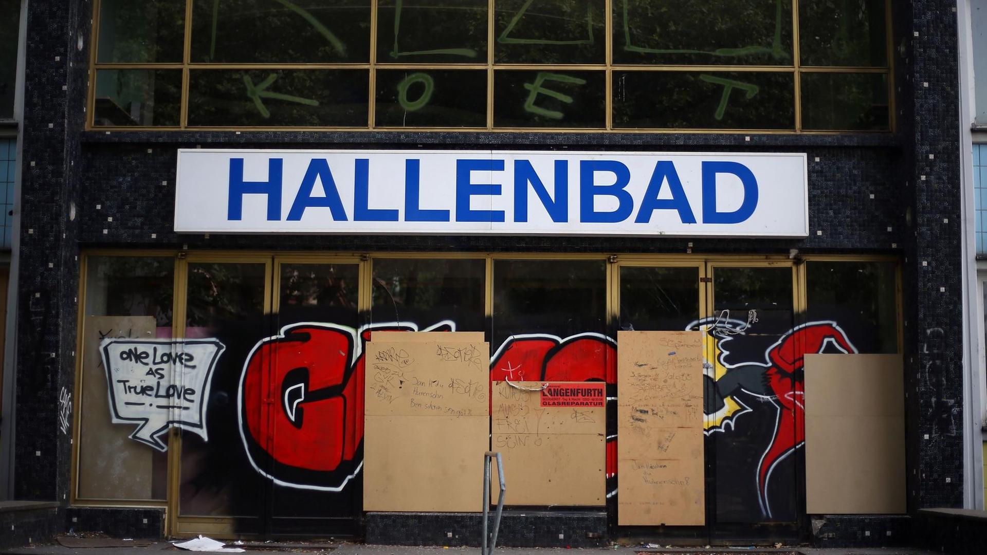Die Eingangstüren eines geschlossenen Hallenbads in Duisburg-Rheinhausen 2013