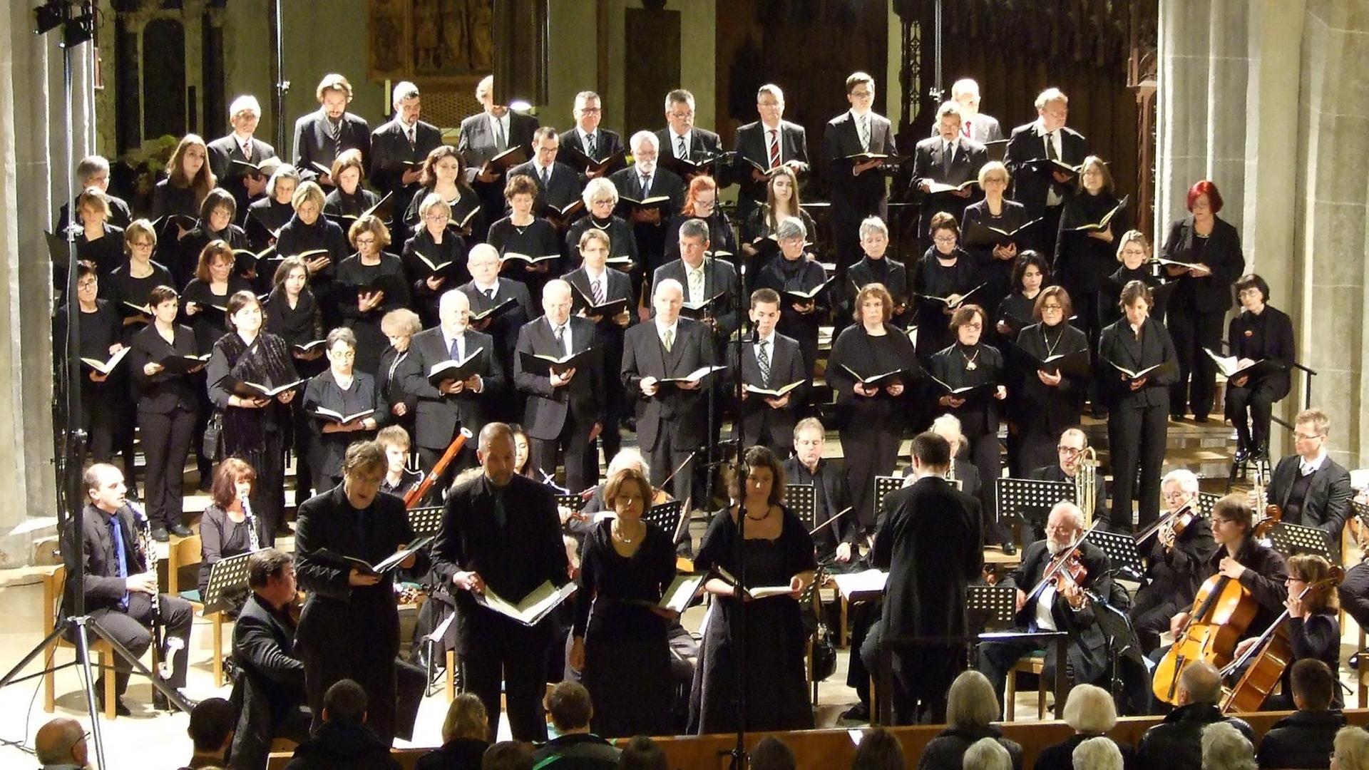 Das Bild zeigt den Chor bei einem Auftritt in der Geislinger Stadtkirche.