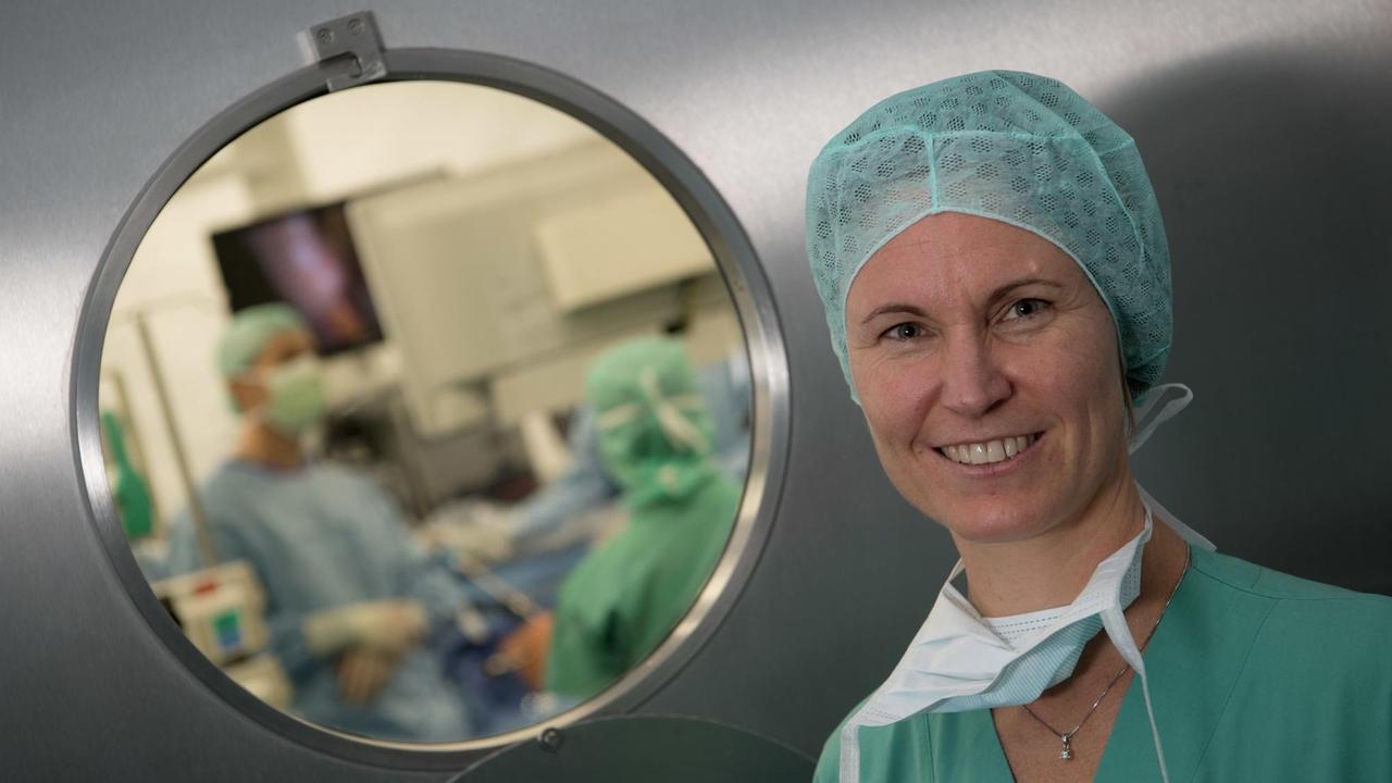 Sara Brucker, Ärztliche Direktorin des Forschungsinstituts für Frauengesundheit der Universität Tübingen, am 9. November 2016 in Tübingen vor einer Pressekonferenz zur ersten Gebärmuttertransplantation in Deutschland