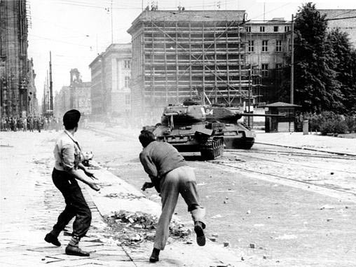 Demonstranten werfen in Berlin Steine auf einen sowjetischen Panzer, 17. Juni 1953