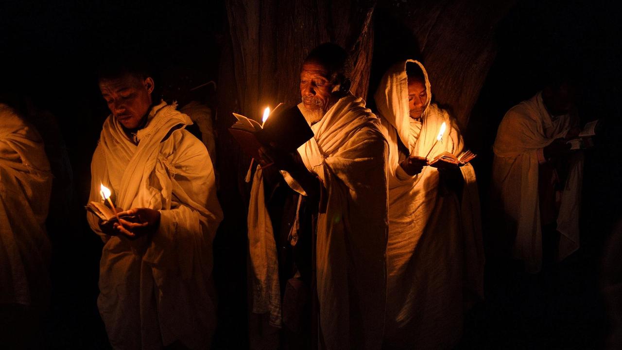 Pilger beten bei Kerzenlicht während einer Zeremonie in den Fasilides-Bädern als Teil des Timkat-Festivals 