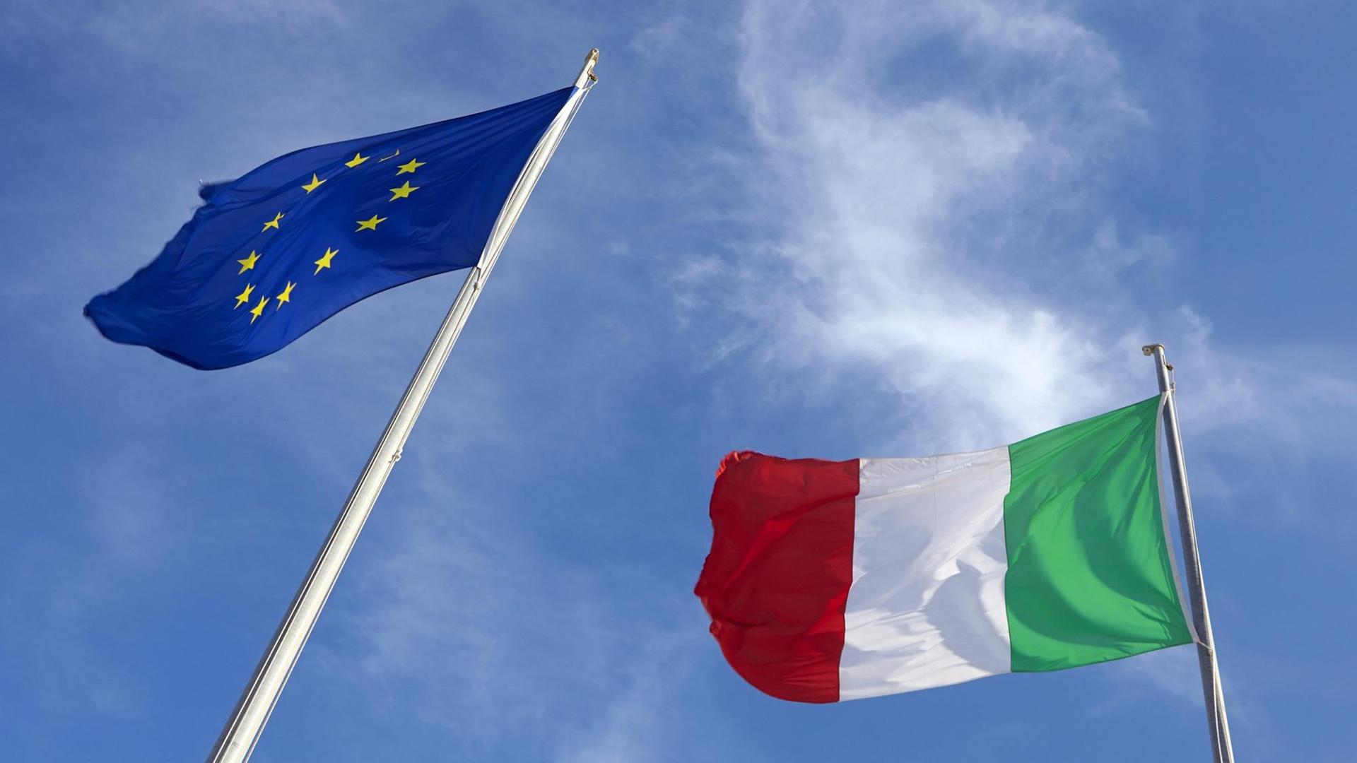 Flaggen von Europa und Italien im Wind