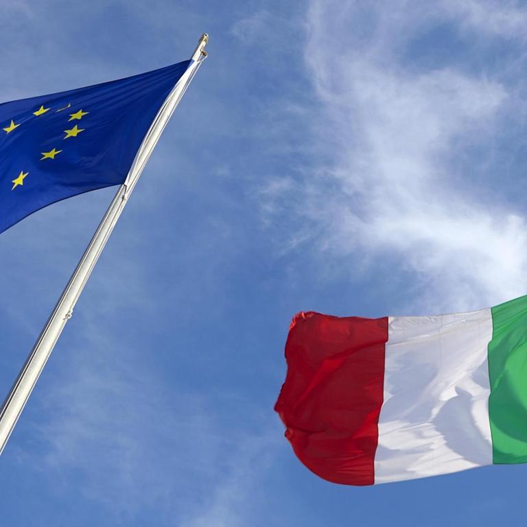 Flaggen von Europa und Italien im Wind