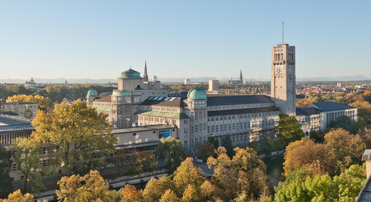 Das 1903 gegründete Deutsche Museum ist mit ca. 73.000 qm Ausstellungsfläche das größte naturwissenschaftlich-technische Museum der Welt.