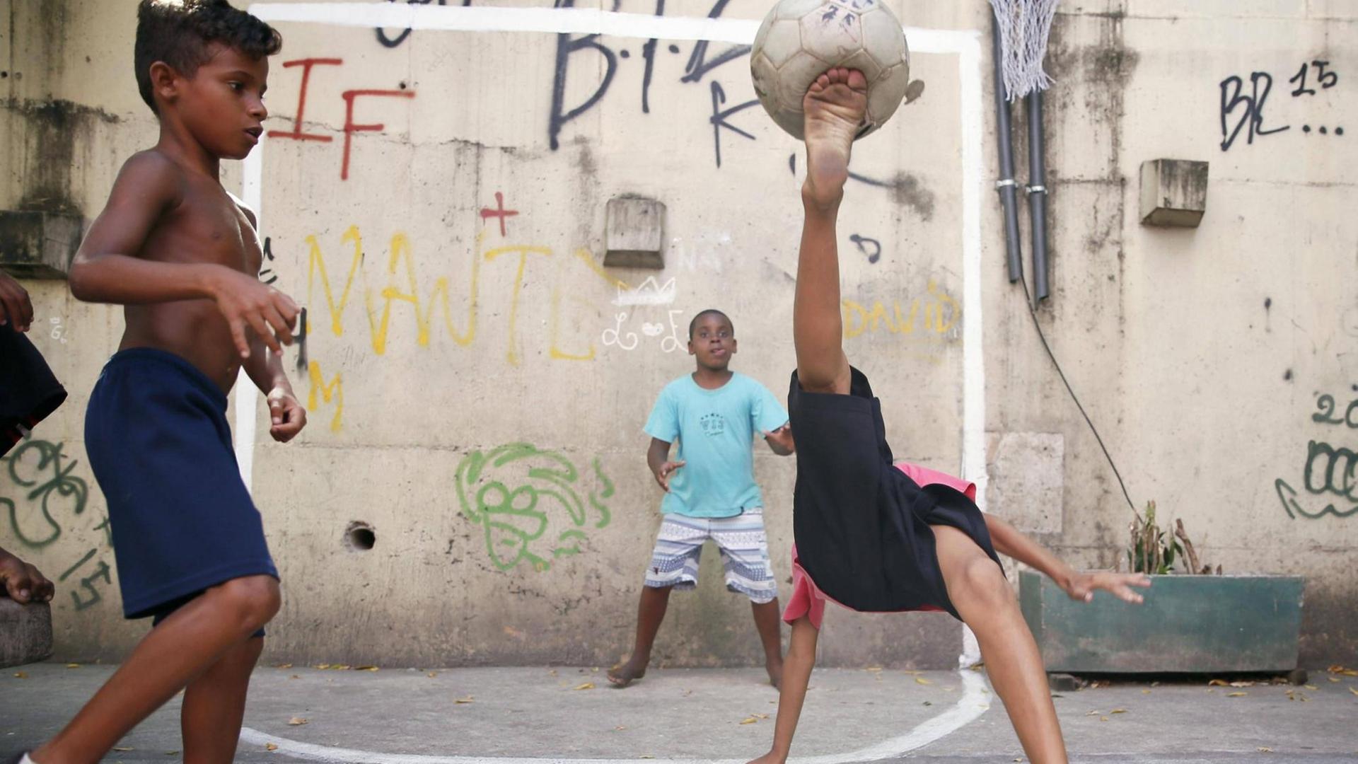 Kinder spielen in Rocinha, einer Favela von Rio de Janeiro, Fußball.