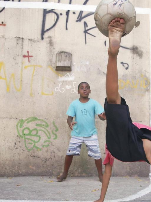 Kinder spielen in Rocinha, einer Favela von Rio de Janeiro, Fußball.