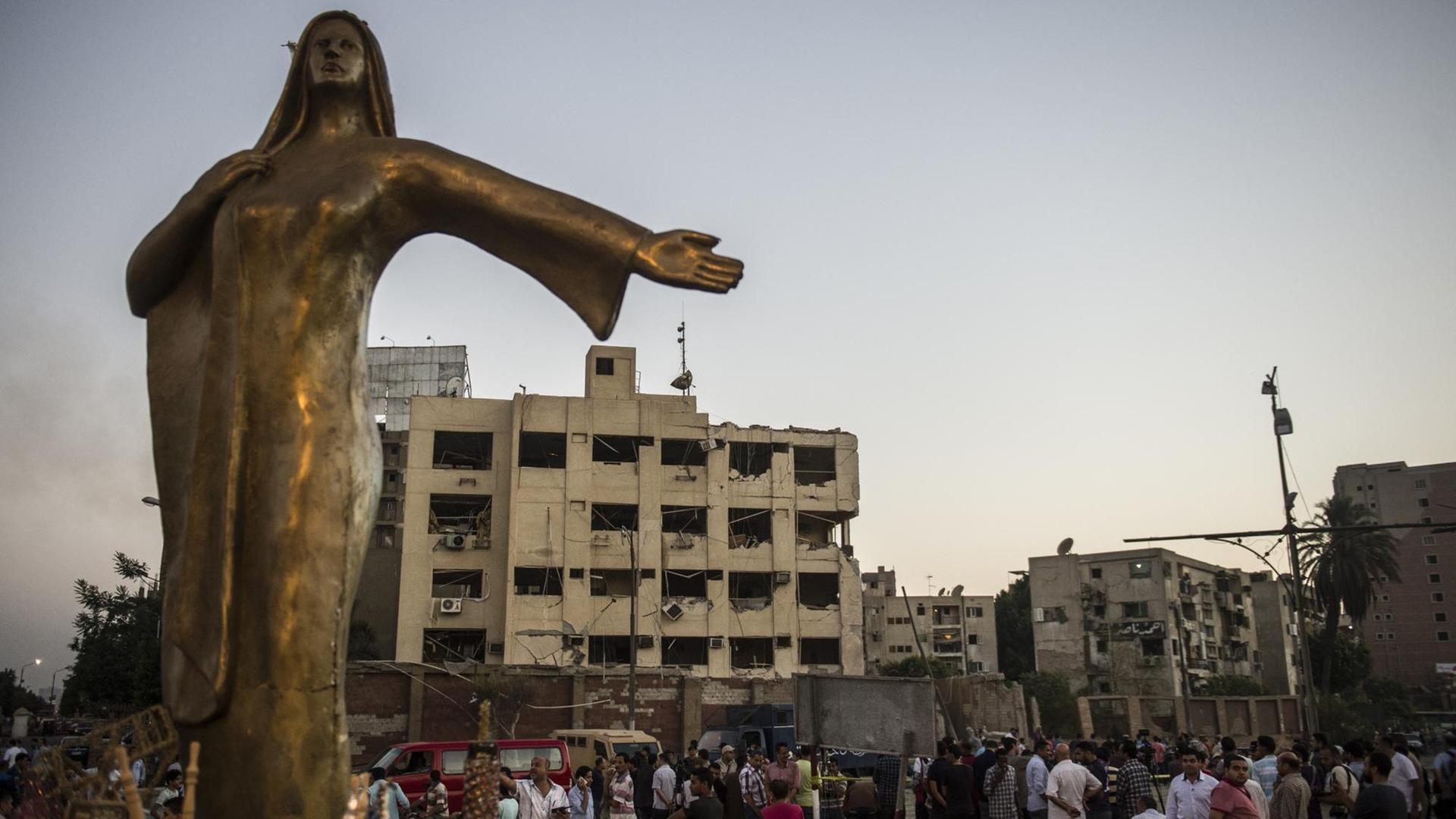 Journalisten und Bewohner stehen vor einem Polizei-Gebäude in Kairo. Journalisten und Bewohner stehen vor einem Polizei-Gebäude in Kairo.
