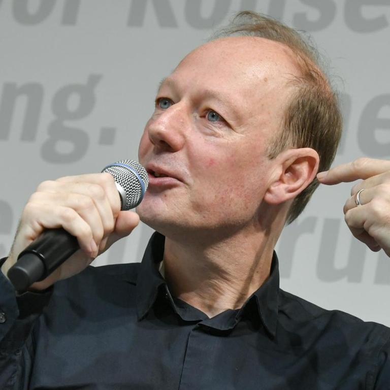 Der Satiriker, Journalist und Politiker Martin Sonneborn auf der Buchmesse in Frankfurt 2019.