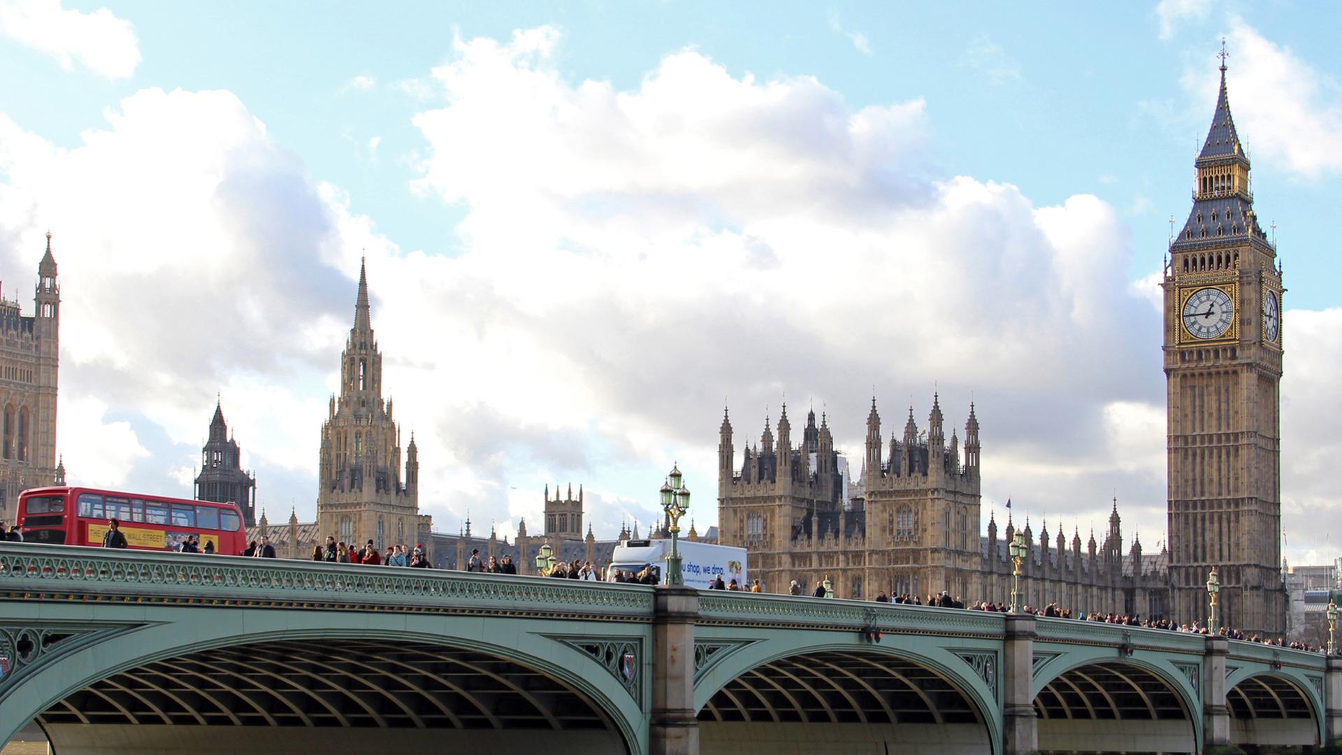 London Bridge, dahinter der Palace of Westminster mit Big Ben.