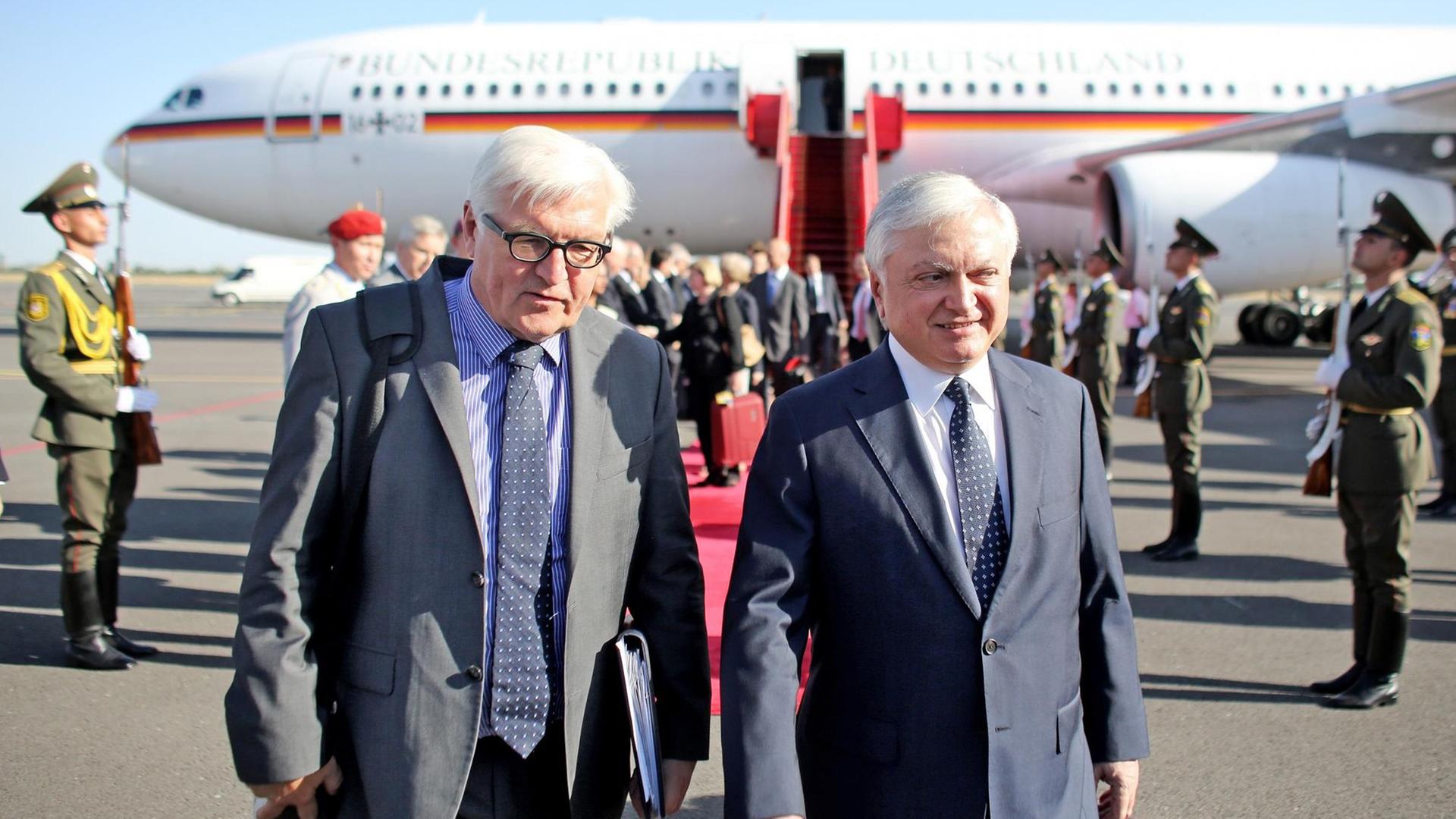 Bundesaußenminister Steinmeier wird vom armenischen Außenminister Nalbandjan am Flughafen der Hauptstadt Eriwan begrüßt (29.6).