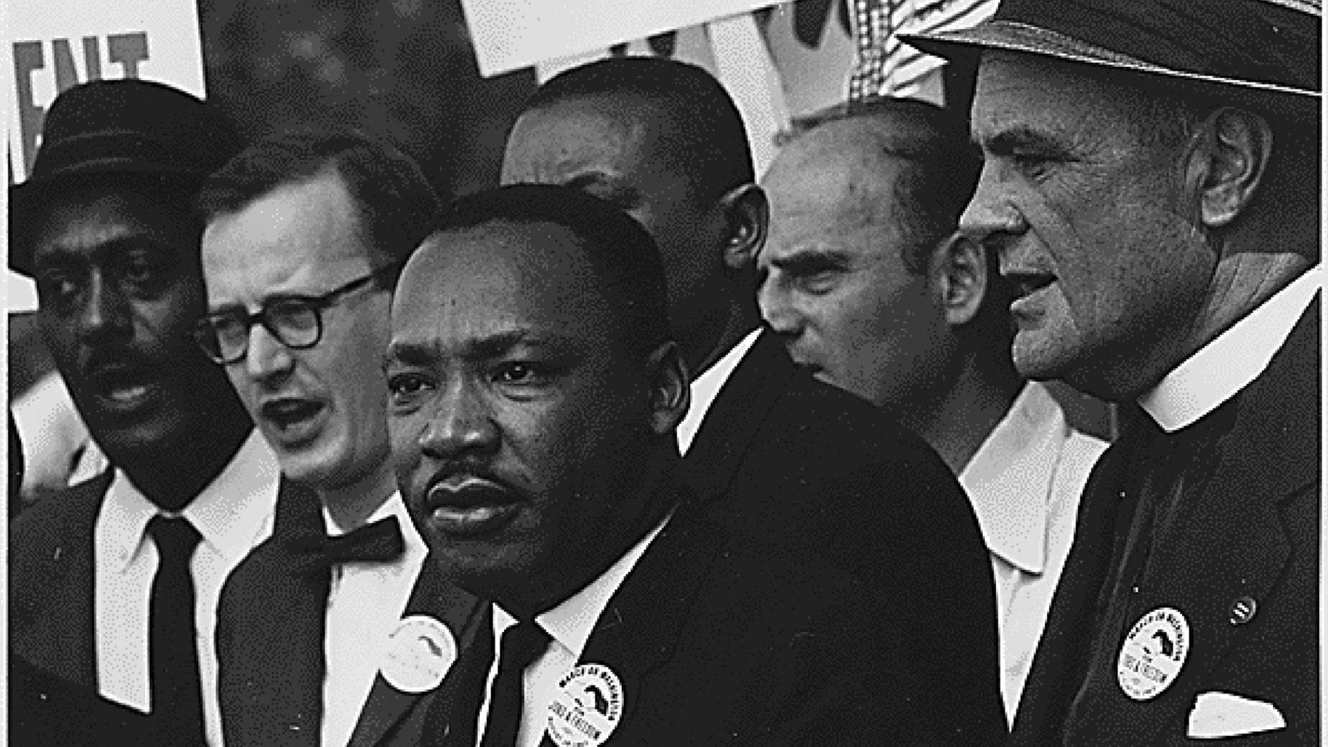 Martin Luther King inmitten einer Gruppe von Menschen anlässlich des Marsches auf Washington im August 1963.