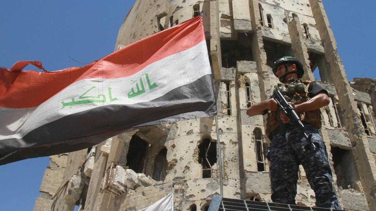 Ein irakischer Soldat vor einem zerstörten Regierungsgebäude in Mossul.