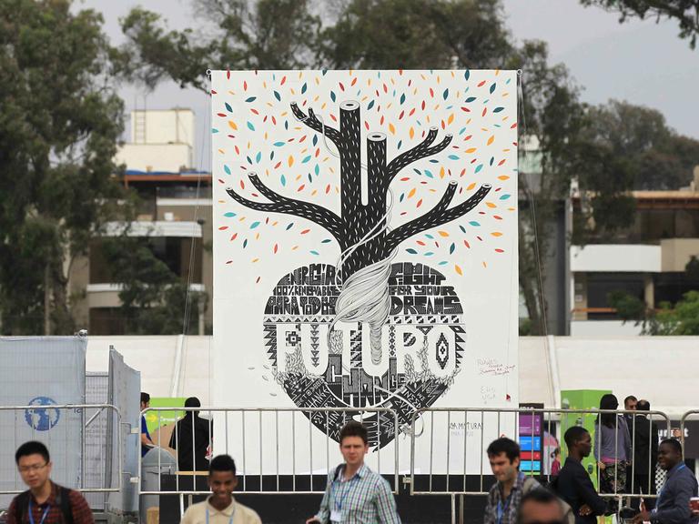 Das Graffito zeigt ein Herz mit der Aufschrift "Futuro", aus dem ein Baum mit Ästen ohne Blätter wächst.