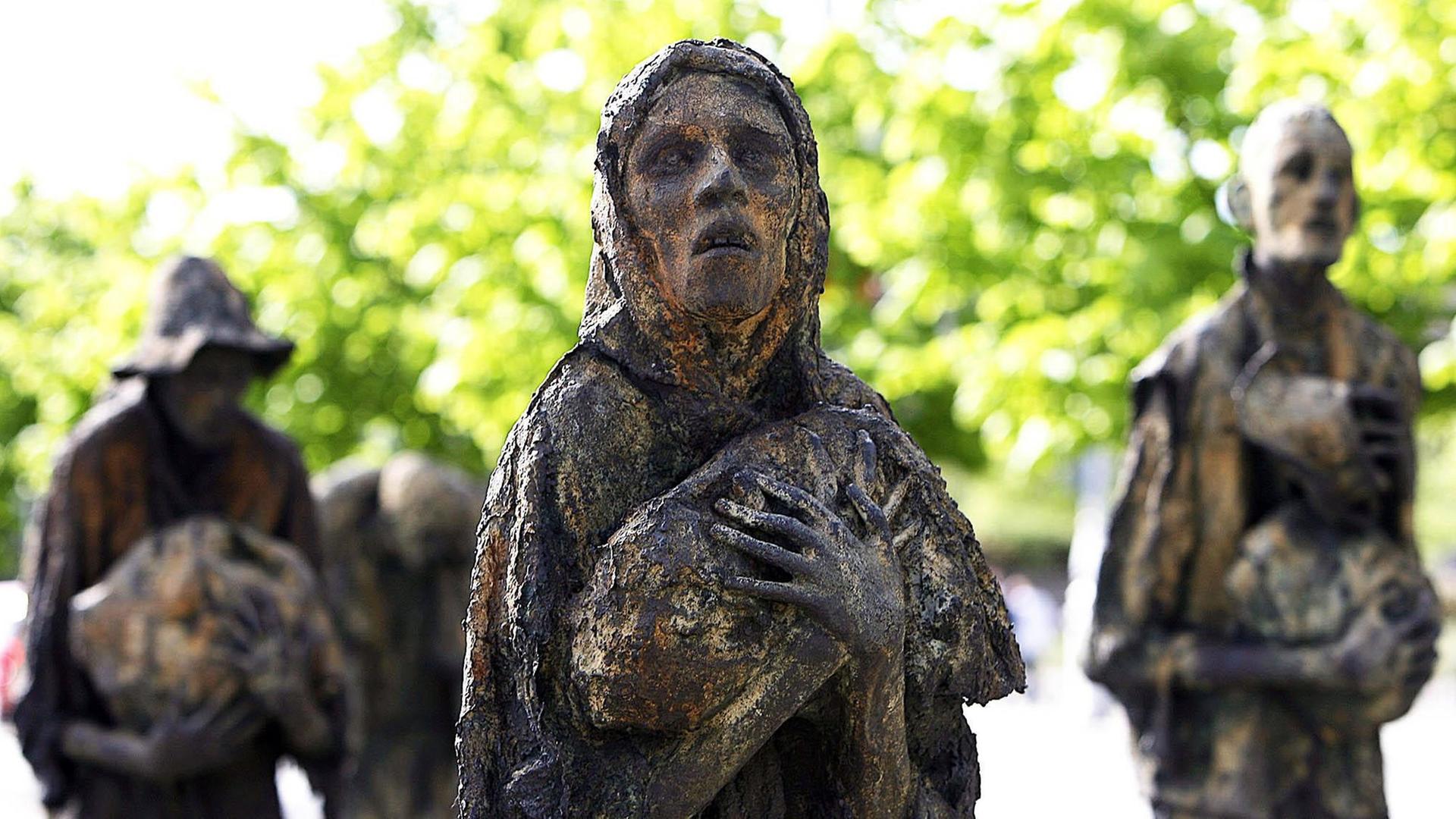 Die Skulpturen des "Irish Famine Memorial" in der irischen Hauptstadt Dublin