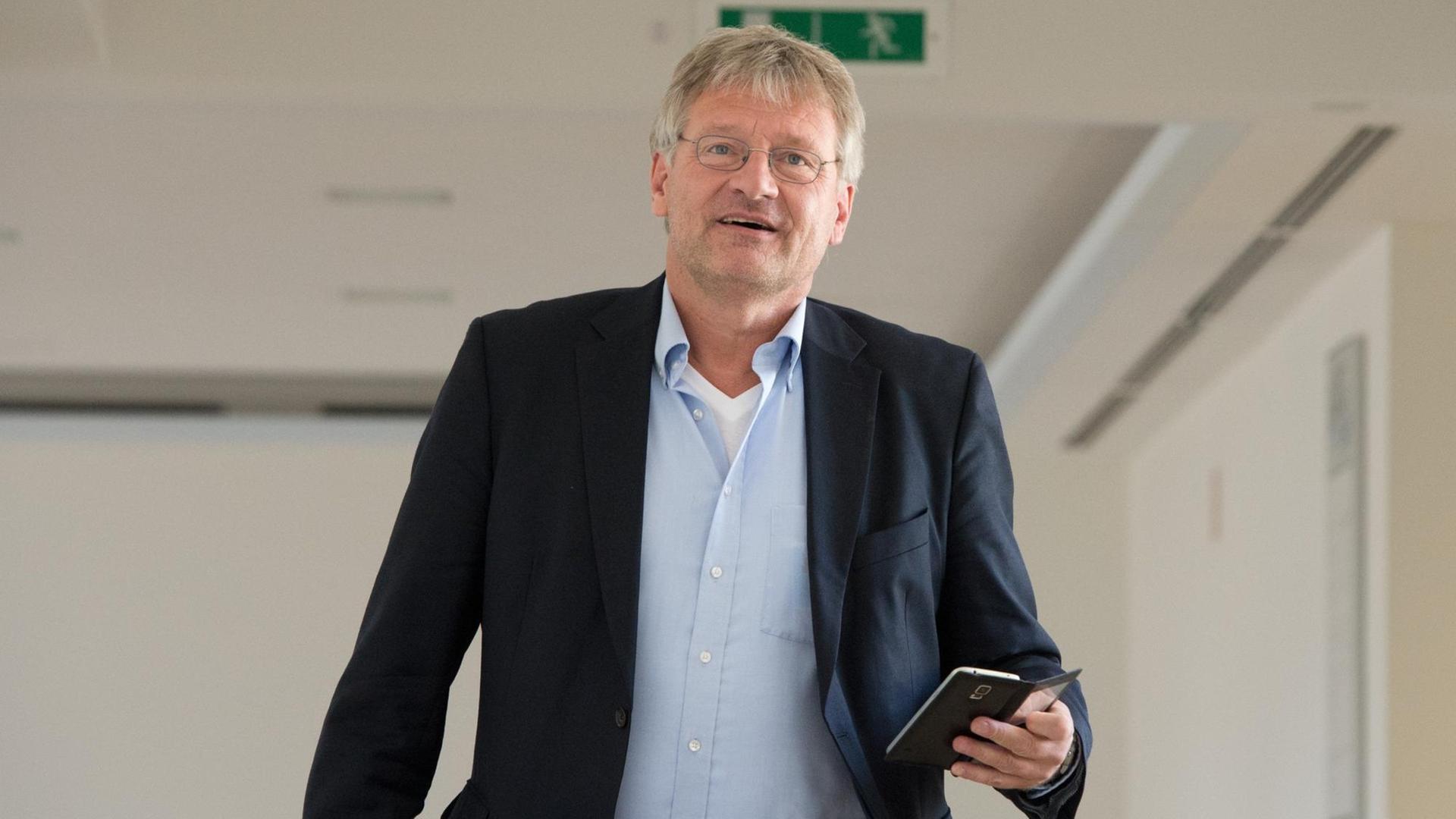 Jörg Meuthen, der Bundesvorsitzende der Partei Alternative für Deutschland (AfD), geht am 06.07.2016 in Stuttgart (Baden-Württemberg) in einem Landtagsgebäude zu einer Besprechung.