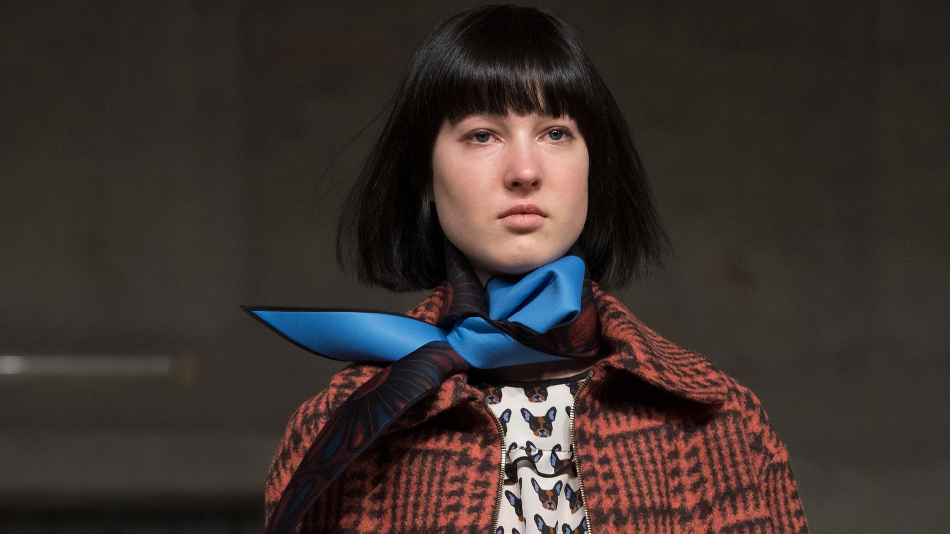 Ein Model präsentiert am 17.01.2017 im Humboldt-Forum in Berlin eine Kreation des Labels Odeeh. Foto: Soeren Stache/dpa