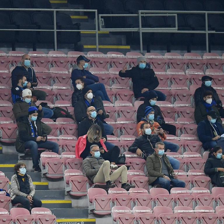 Einige wenige Zuschauer im San Siro Stadion in Mailand beim Spiel gegen Mönchengladbach im Oktober 2020 mit Abstand und Mund-Nasenschutz.