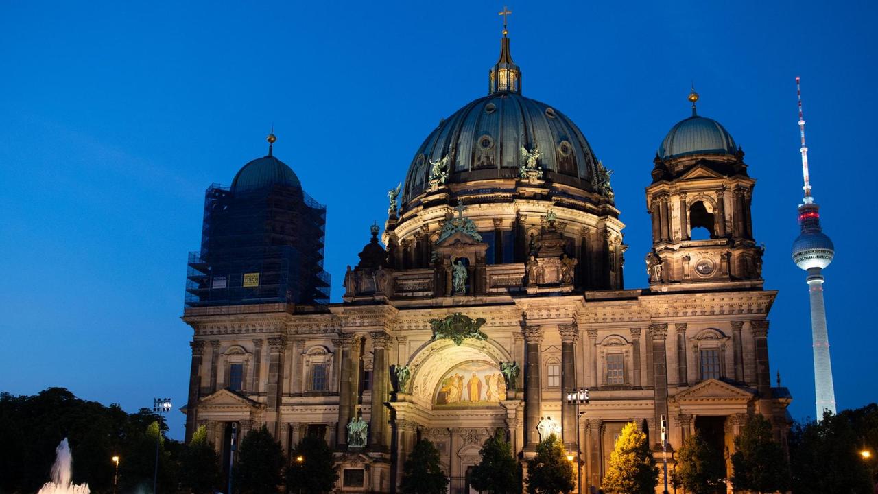 07.08.2018, Berlin: Der Berliner Dom und der Fernsehturm in der blauen Stunde. 
