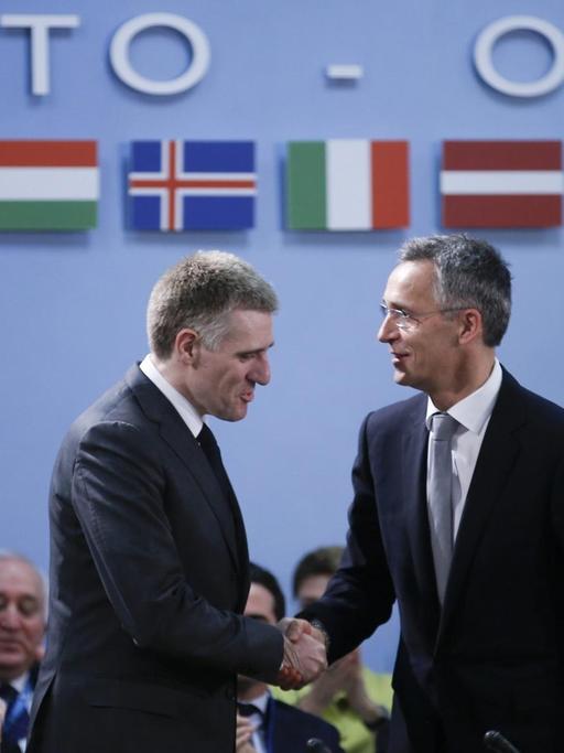 Der Außenminister Montenegros, Igor Luksic, schüttelt die Hände mit Nato-Generalsekretär Jens Stoltenberg beim Nato-Außenministertreffen in Brüssel.