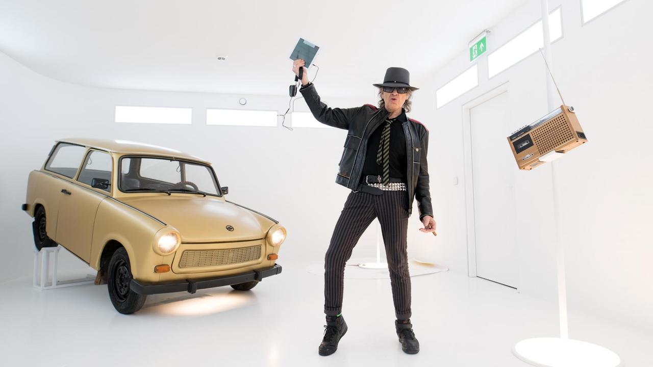 Udo Lindenberg in der "Panik City", der Multimediawelt auf der Hamburger Reeperbahn am 13.03.2018; im Hintergrund ein goldener Trabi