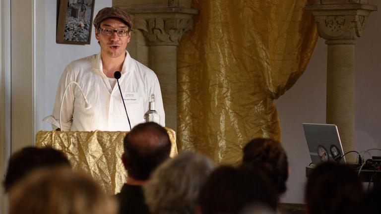 Thorsten Dönges bei der Einführung zum Queer East Festival im Literarischen Colloquium Berlin. Er ist einer der Organisatoren des Festivals. 