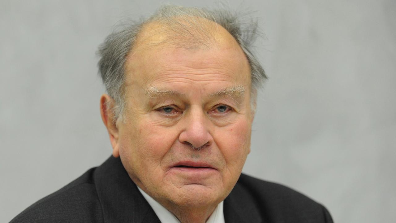 Der deutsche Schriftsteller Erich Loest blickt in die Kamera (2011) Der deutsche Schriftsteller Erich Loest blickt in die Kamera (2011)