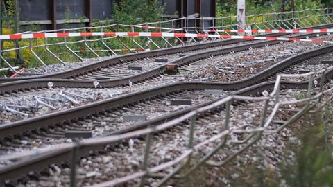 Auf dem Bild sind abgesenkte Bahn-Gleise auf der Strecke zwischen Karlsruhe und Baden-Baden bei Raststatt Niederbühl zu sehen.