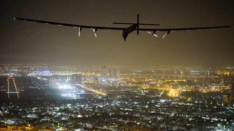 Die Solar Impulse 2 landete am 26 Juli 2016 in Abu Dhabi. Gestartet hatte das Flugzeug seine Weltumrundung am 9. März 2015 am gleichen Ort