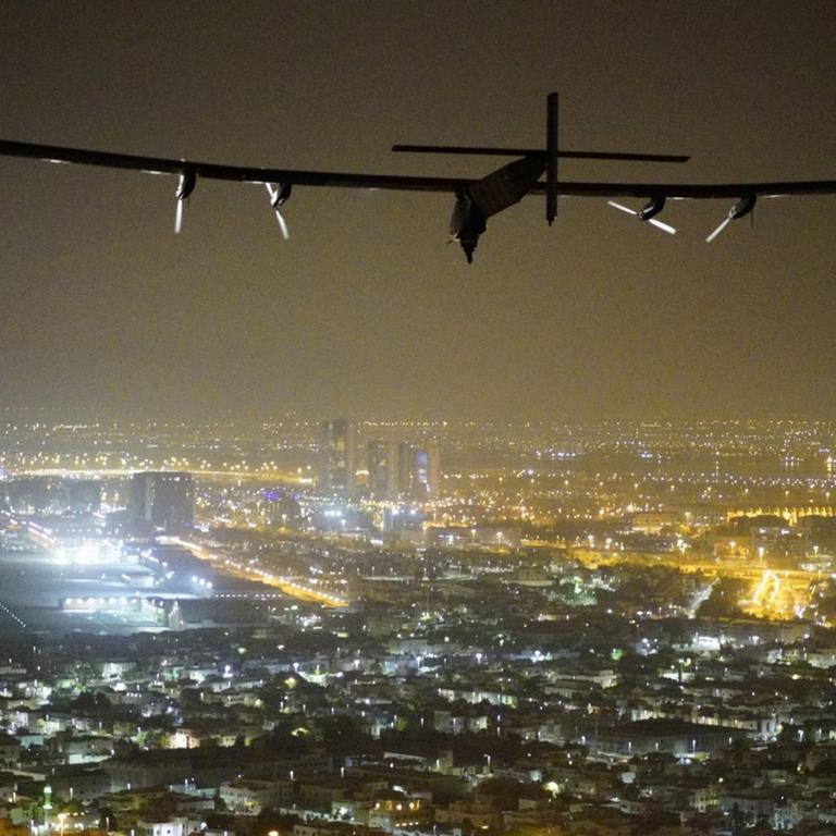 Solar Impulse 2 landet am 26 Juli 2016 in Abu Dhabi. Gestartet hatte es seine Weltumrundung am 9. März 2015 am gleichen Ort