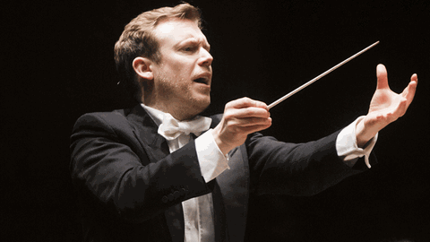 Der Dirigent Daniel Harding dirigiert ein Konzert