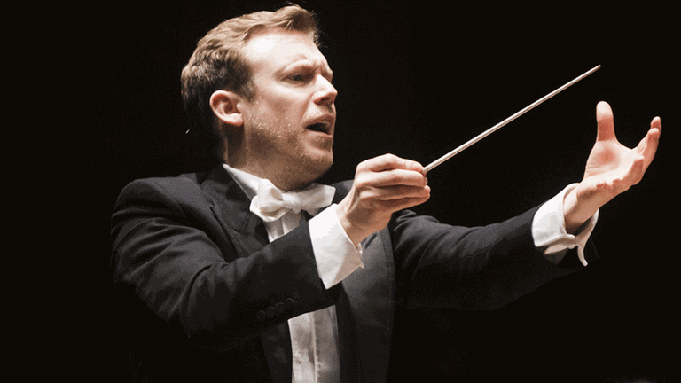 Der Dirigent Daniel Harding dirigiert ein Konzert