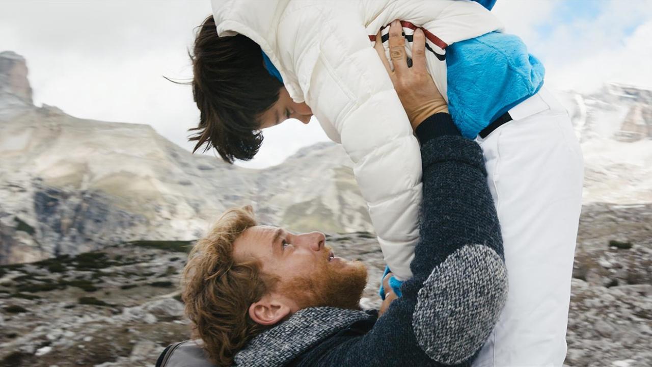 Szene aus dem Kinofilm "Drei Zinnen" von Jan Zabeil: Zwischen Aaron (Alexander Fehling) und Tristan (Arian Montgomery) kommt es während ihrer Wanderung zu Spannungen.