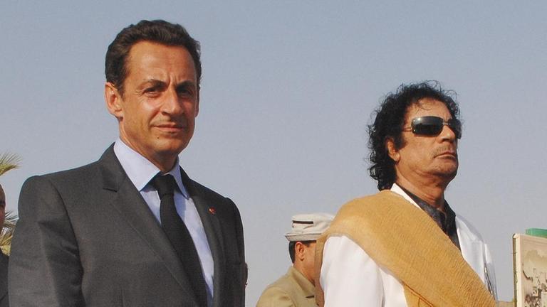 Nicolas Sarkozy wird 2007 als französischer Staatspräsident vom libyschen Führer Moammar Gaddafi in Tripolis begrüßt