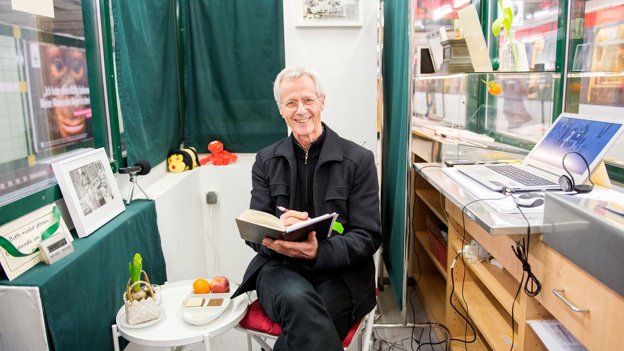 Christoph Busch in dem ehemals verwaisten Kiosk: Beim Zuhören macht er sich Notizen