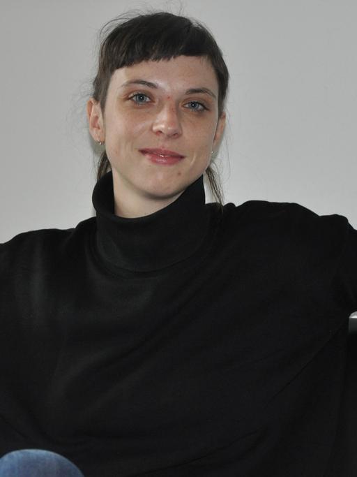 Jessica Lind, Gewinnerin des Open-Mike-Literaturwettbewerbs, im Funkhaus von Deutschlandradio Kultur