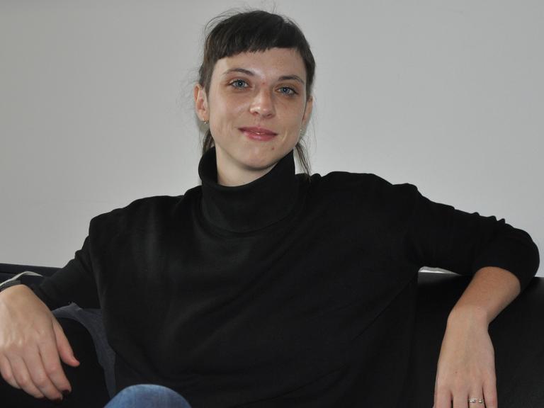 Jessica Lind, Gewinnerin des Open-Mike-Literaturwettbewerbs, im Funkhaus von Deutschlandradio Kultur