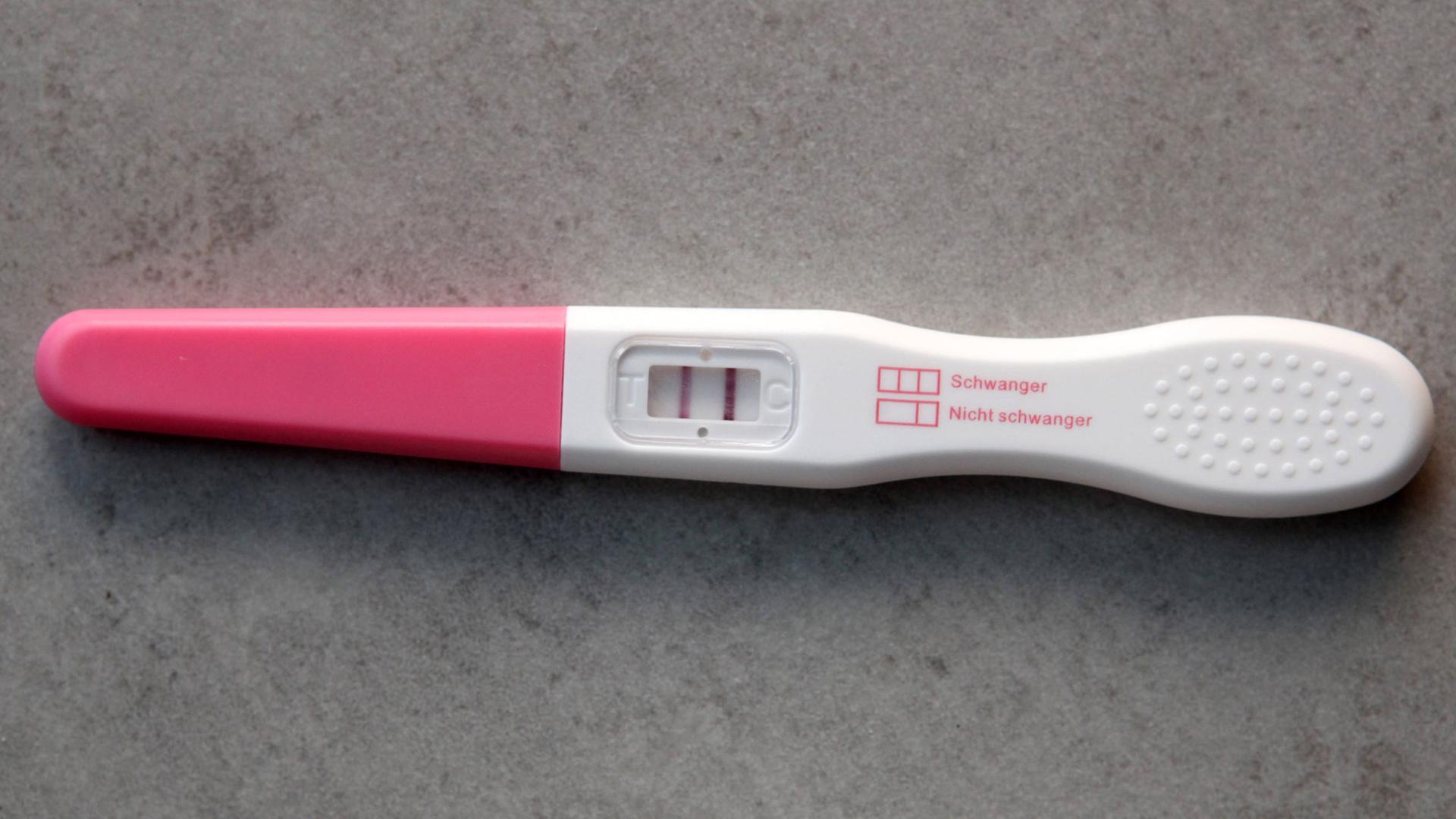 Schwangerschaftstest zeigt schwanger an.