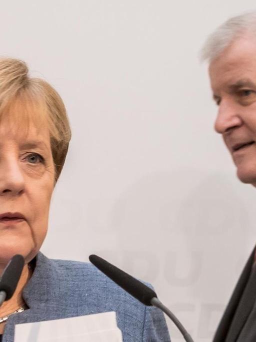 Bundeskanzlerin Angela Merkel (CDU) und Bayerns Ministerpräsident Horst Seehofer (CSU) kommen am 09.10.2017 in Berlin zur gemeinsamen Pressekonferenz im Konrad-Adenauer-Haus.