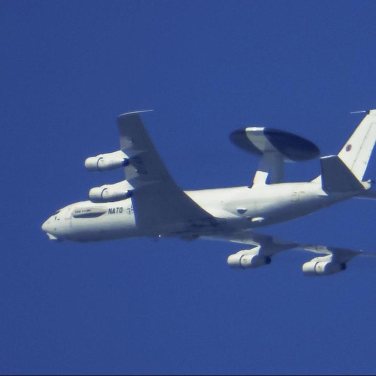 Ein Aufklärungsflugzeug des Typs AWACS