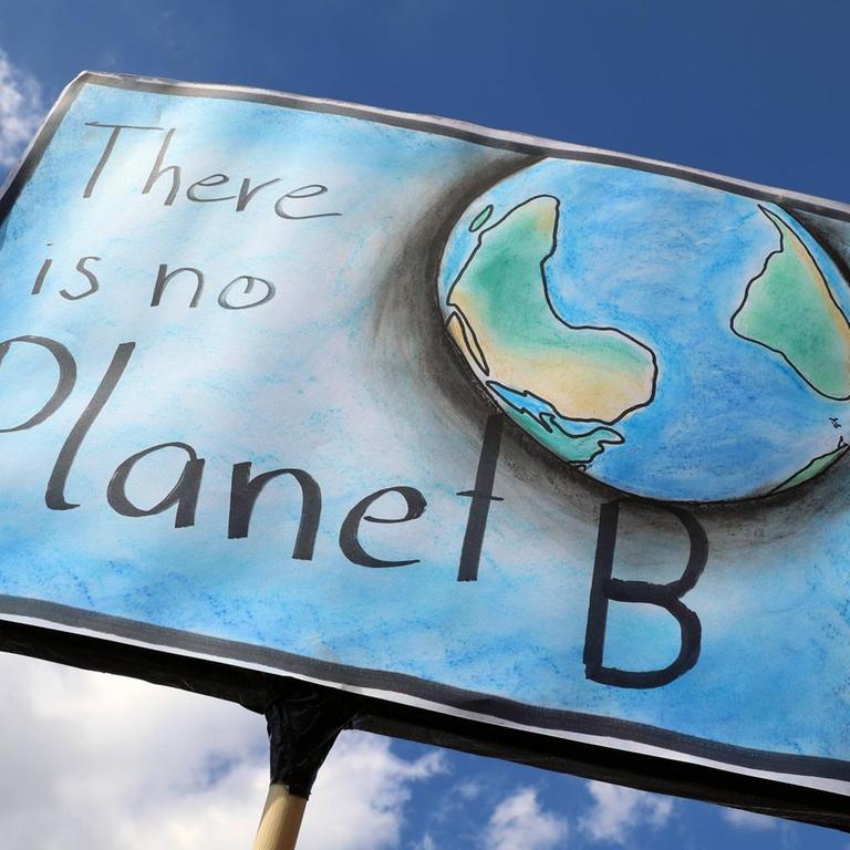 Ein Schild mit der Aufschrift "There is no Planet B" - im Hintergund der blaue Himmel