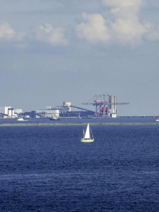 Der Tanker Minerva Zoe vor Raffinerie Kalundborg in Dänemark.