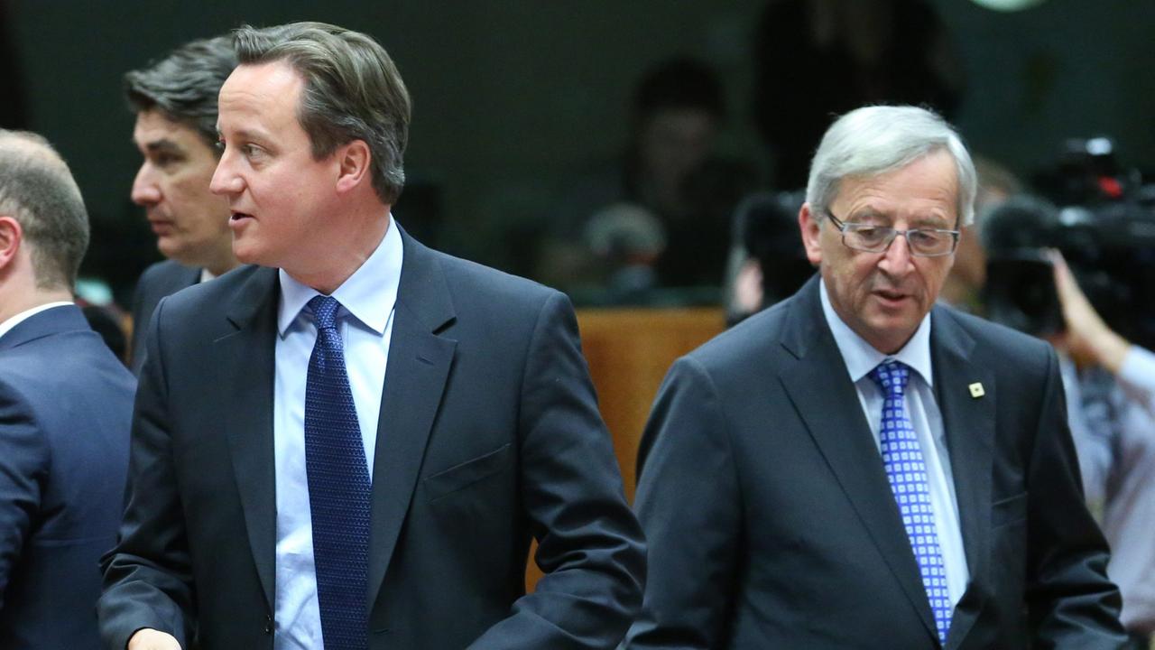 Der britische Premierminister David Cameron wendet Jean-Claude während einer Sitzung des Europäischen Rats den Rücken zu.