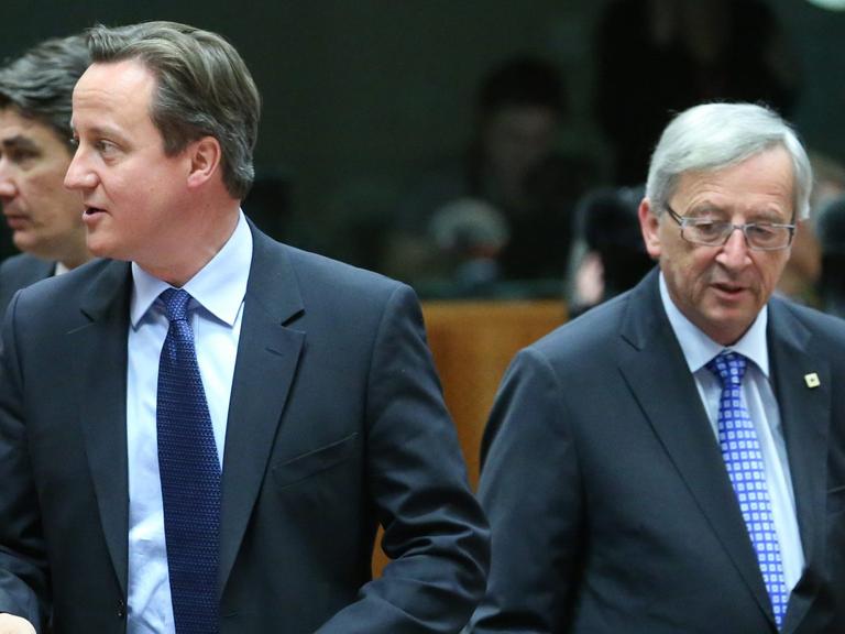 Der britische Premierminister David Cameron wendet Jean-Claude Juncker während einer Sitzung des Europäischen Rats den Rücken zu.