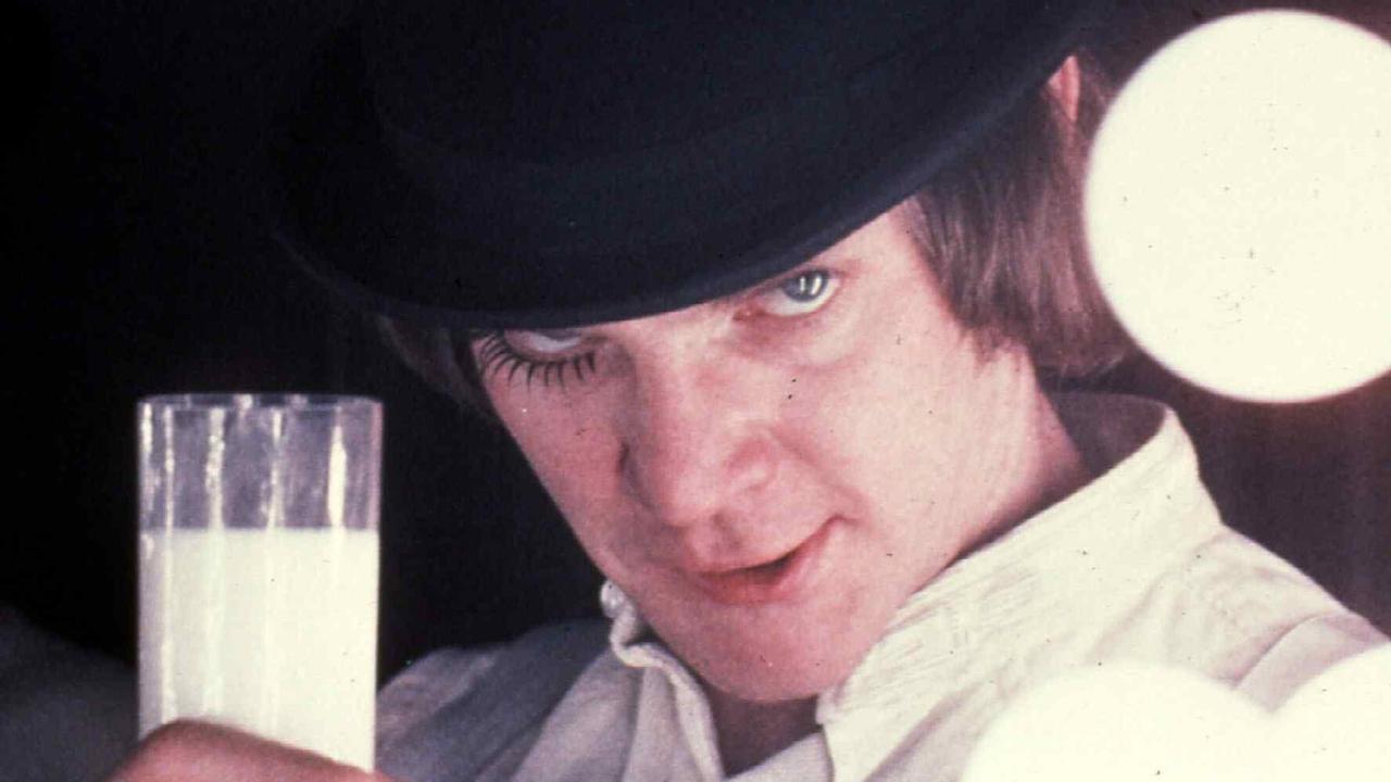Filmszene aus Uhrwerk Orange von Stanley Kubrick zeigt Malcolm McDowell als Alex mit einem Glas Milch.