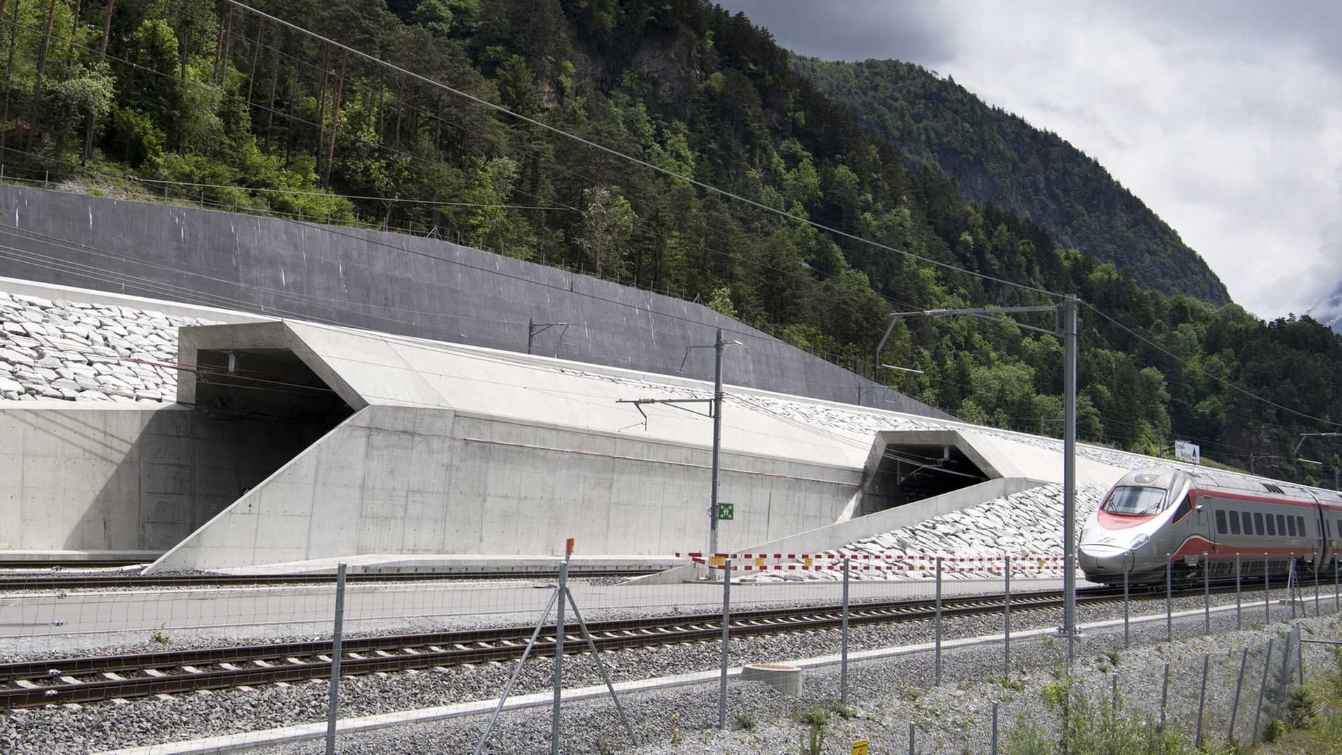 Ein Zug am nördlichen Eingang des Gotthard-Basistunnels in Erstfeld im Schweizer Kanton Uri.