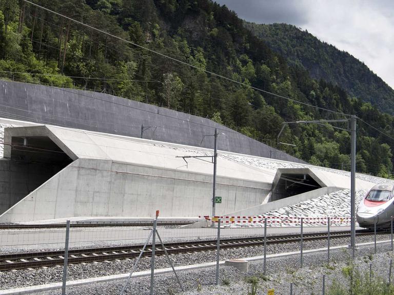 Ein Zug am nördlichen Eingang des Gotthard-Basistunnels in Erstfeld im Schweizer Kanton Uri.