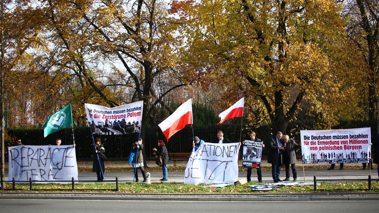 Rechtsnationale Aktivisten fordern mit Transparenten bei einer Protestdemo in Warschau Reparationszahlungen für die Verbrechen der Deutschen während des 2. Weltkriegs. 