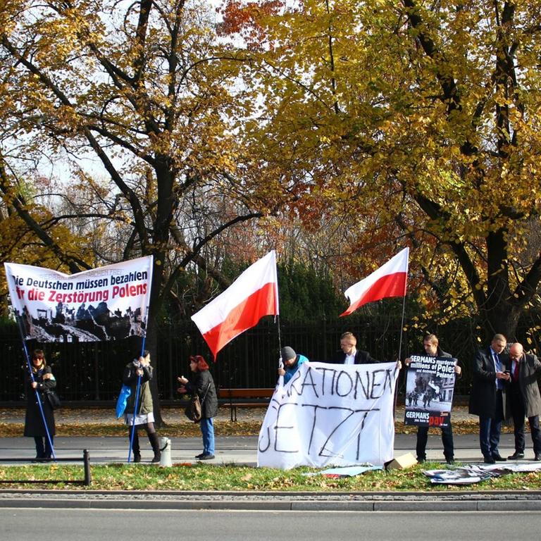 Rechtsnationale Aktivisten fordern mit Transparenten bei einer Protestdemo in Warschau Reparationszahlungen für die Verbrechen der Deutschen während des 2. Weltkriegs. 