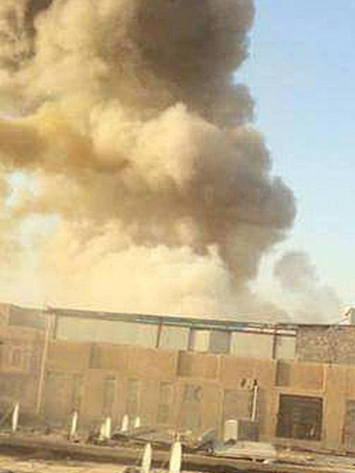 Dieses Bild zeigt nach Agenturangaben eine Explosion im irakischen Ramadi am 16. Mai 2015