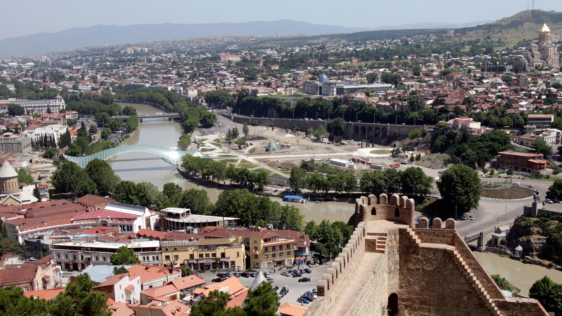 Blick über die georgische Hauptstadt Tiflis (Tbilisi), aufgenommen am 14.06.2010
